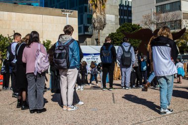 Tel Aviv, İsrail 2 Ocak 2024. İsrailli lise öğrencileri Tel Aviv Sanat Müzesi 'ne bir anma ziyareti için geldiler. Burası artık Rehineler Meydanı olarak biliniyor. Bugüne kadar 129 rehine Gazze Şeridi 'nde Hamas teröristlerinin elinde kaldı.