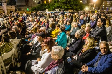 İnsanlar bu akşam Tel Aviv 'deki Rehine Meydanı' nda, Gazze 'de rehin tutulan 129 rehinenin anısına bir konsere katılıyor. İnsanlar kederlerini paylaşmak, ailelerini desteklemek ve rehinelerin serbest bırakılmasını talep etmek için düzenli olarak bir araya gelirler..