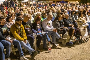 İnsanlar bu akşam Tel Aviv 'deki Rehine Meydanı' nda, Gazze 'de rehin tutulan 129 rehinenin anısına bir konsere katılıyor. İnsanlar kederlerini paylaşmak, ailelerini desteklemek ve rehinelerin serbest bırakılmasını talep etmek için düzenli olarak bir araya gelirler..