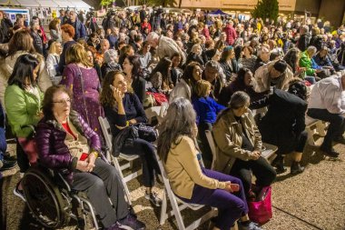 İnsanlar bu akşam Tel Aviv 'deki Rehine Meydanı' nda, Gazze 'de rehin tutulan 129 rehinenin anısına bir konsere katılıyor. İnsanlar kederlerini paylaşmak, ailelerini desteklemek ve rehinelerin serbest bırakılmasını talep etmek için düzenli olarak bir araya gelirler..