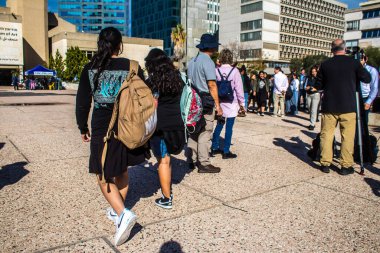 Tel Aviv, İsrail - 4 Ocak 2024 İsrailli gençler, şu anda Rehineler Meydanı olarak bilinen Tel Aviv Sanat Müzesi 'ne bir anma ziyareti için geldiler. Bugüne kadar 129 rehine Hamas 'ın elinde kaldı.