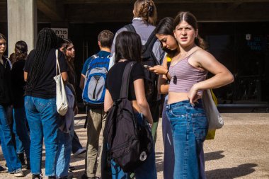 Tel Aviv, İsrail - 4 Ocak 2024 İsrailli gençler, şu anda Rehineler Meydanı olarak bilinen Tel Aviv Sanat Müzesi 'ne bir anma ziyareti için geldiler. Bugüne kadar 129 rehine Hamas 'ın elinde kaldı.