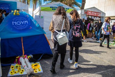 Tel Aviv, İsrail - 4 Ocak 2024 İsrailli gençler, şu anda Rehineler Meydanı olarak bilinen Tel Aviv Sanat Müzesi 'ne bir anma ziyareti için geldiler. Bugüne kadar 129 rehine Hamas 'ın elinde kaldı.