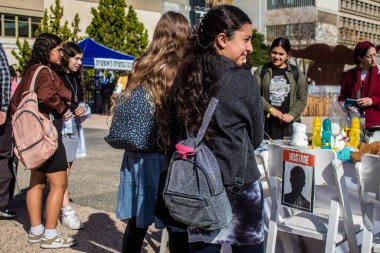 Tel Aviv, İsrail - 4 Ocak 2024 İsrailli gençler, şu anda Rehineler Meydanı olarak bilinen Tel Aviv Sanat Müzesi 'ne bir anma ziyareti için geldiler. Bugüne kadar 129 rehine Hamas 'ın elinde kaldı.