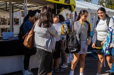 Tel Aviv, İsrail - 4 Ocak 2024 İsrailli gençler, şu anda Rehineler Meydanı olarak bilinen Tel Aviv Sanat Müzesi 'ne bir anma ziyareti için geldiler. Bugüne kadar 129 rehine Hamas 'ın elinde kaldı.