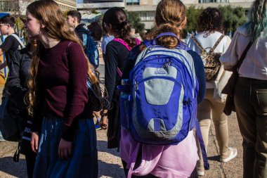 Tel Aviv, İsrail - 4 Ocak 2024 İsrailli gençler, şu anda Rehineler Meydanı olarak bilinen Tel Aviv Sanat Müzesi 'ne bir anma ziyareti için geldiler. Bugüne kadar 129 rehine Hamas 'ın elinde kaldı.