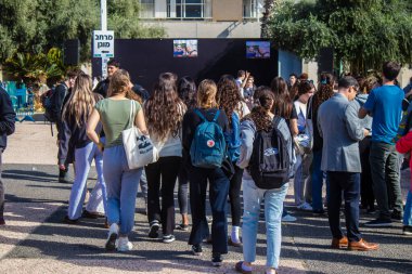 Tel Aviv, İsrail - 4 Ocak 2024 İsrailli gençler, şu anda Rehineler Meydanı olarak bilinen Tel Aviv Sanat Müzesi 'ne bir anma ziyareti için geldiler. Bugüne kadar 129 rehine Hamas 'ın elinde kaldı.