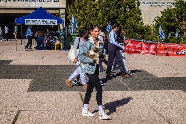 Tel Aviv, İsrail - 4 Ocak 2024 İsrailli gençler, şu anda Rehineler Meydanı olarak bilinen Tel Aviv Sanat Müzesi 'ne bir anma ziyareti için geldiler. Bugüne kadar 129 rehine Hamas 'ın elinde kaldı.