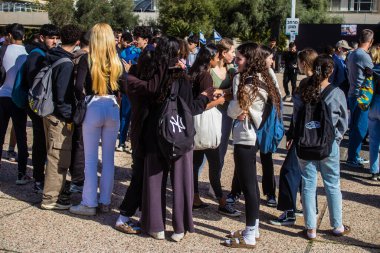 Tel Aviv, İsrail - 4 Ocak 2024 İsrailli gençler, şu anda Rehineler Meydanı olarak bilinen Tel Aviv Sanat Müzesi 'ne bir anma ziyareti için geldiler. Bugüne kadar 129 rehine Hamas 'ın elinde kaldı.