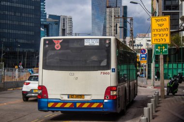 Tel Aviv, İsrail - 4 Ocak 2024 Tel Aviv şehir merkezinde ikonik bir şehir. Hatlar sayısız ve çok ucuza mal oluyor. Ulaşım için iyi bir araç.