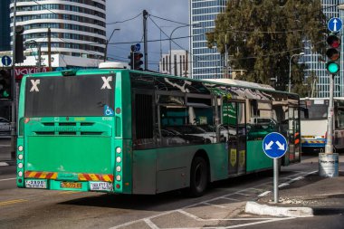 Tel Aviv, İsrail - 4 Ocak 2024 Tel Aviv şehir merkezinde ikonik bir şehir. Hatlar sayısız ve çok ucuza mal oluyor. Ulaşım için iyi bir araç.