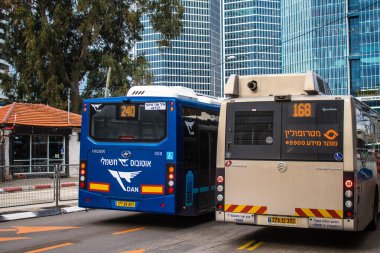 Tel Aviv, İsrail - 4 Ocak 2024 Tel Aviv şehir merkezinde ikonik bir şehir. Hatlar sayısız ve çok ucuza mal oluyor. Ulaşım için iyi bir araç.