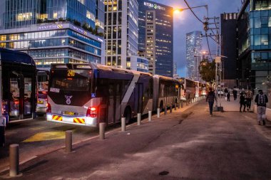 Tel Aviv, İsrail - 4 Ocak 2024 Tel Aviv şehir merkezinde ikonik bir şehir. Hatlar sayısız ve çok ucuza mal oluyor. Ulaşım için iyi bir araç.