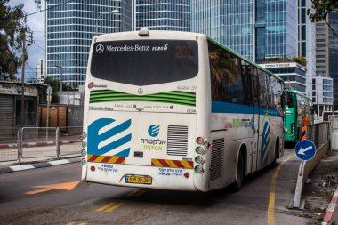 Tel Aviv, İsrail - 4 Ocak 2024 Tel Aviv şehir merkezinde ikonik bir şehir. Hatlar sayısız ve çok ucuza mal oluyor. Ulaşım için iyi bir araç.