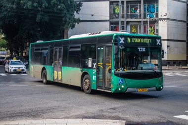 Tel Aviv, İsrail - 4 Ocak 2024 Tel Aviv şehir merkezinde ikonik bir şehir. Hatlar sayısız ve çok ucuza mal oluyor. Ulaşım için iyi bir araç.