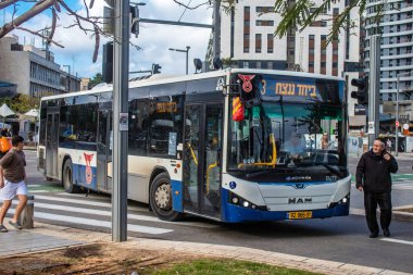 Tel Aviv, İsrail - 4 Ocak 2024 Tel Aviv şehir merkezinde ikonik bir şehir. Hatlar sayısız ve çok ucuza mal oluyor. Ulaşım için iyi bir araç.