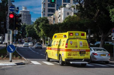 Tel Aviv, İsrail 4 Ocak 2024 İsrail ambulansı Tel Aviv sokaklarında.