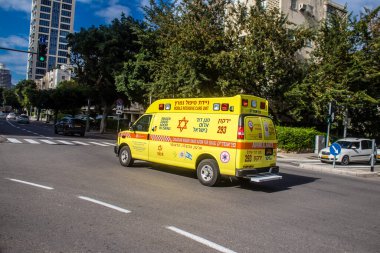 Tel Aviv, İsrail 4 Ocak 2024 İsrail ambulansı Tel Aviv sokaklarında.