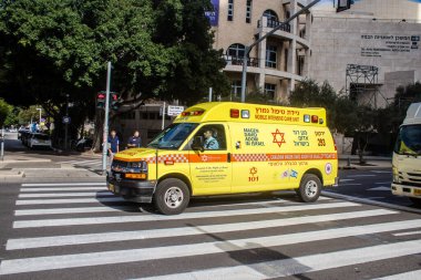 Tel Aviv, İsrail 4 Ocak 2024 İsrail ambulansı Tel Aviv sokaklarında.