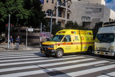 Tel Aviv, İsrail 4 Ocak 2024 İsrail ambulansı Tel Aviv sokaklarında.