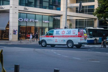 Tel Aviv, İsrail 4 Ocak 2024 İsrail ambulansı Tel Aviv sokaklarında.