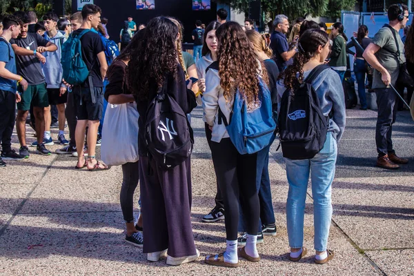 Tel Aviv, İsrail - 4 Ocak 2024 İsrailli gençler, şu anda Rehineler Meydanı olarak bilinen Tel Aviv Sanat Müzesi 'ne bir anma ziyareti için geldiler. Bugüne kadar 129 rehine Hamas 'ın elinde kaldı.