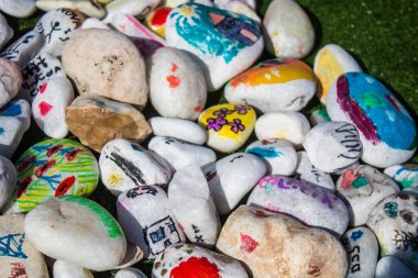 Tel Aviv, İsrail 4 Ocak 2024 Hamas tarafından öldürülen ya da kaçırılan rehineleri anmak için Tel Aviv 'deki Rehineler Meydanı' na gelen insanların çizimleri ve mesajlarıyla