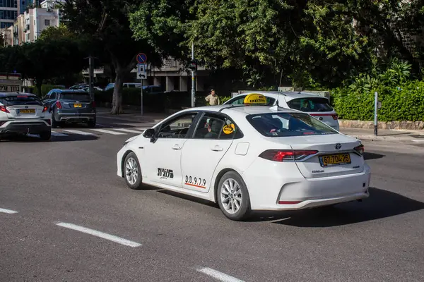 Tel Aviv, İsrail 4 Ocak 2024 İsrail taksisi İsrail 'de Tel Aviv sokaklarında.
