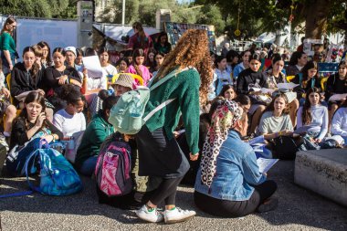 Tel Aviv, İsrail - 4 Ocak 2024 İsrailli gençler Tel Aviv 'deki Rehine Meydanı' nda hala Gazze 'de tutulan 129 rehinenin anısına şarkı söylüyorlar. İnsanlar düzenli olarak rehine ailelerini desteklemek için toplanır.