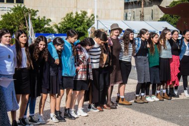 Tel Aviv, İsrail - 4 Ocak 2024 İsrailli gençler Tel Aviv 'deki Rehine Meydanı' nda hala Gazze 'de tutulan 129 rehinenin anısına şarkı söylüyorlar. İnsanlar düzenli olarak rehine ailelerini desteklemek için toplanır.