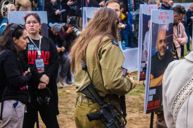 Re 'im, İsrail 5 Ocak 2024 İsrail askerleri, 7 Ekim 2023' te İsrail 'in güneyindeki Gazze' ye birkaç kilometre mesafedeki NOVA festivaline düzenlenen terör saldırısında ölenlere taziyelerini sunmak için geldiler.