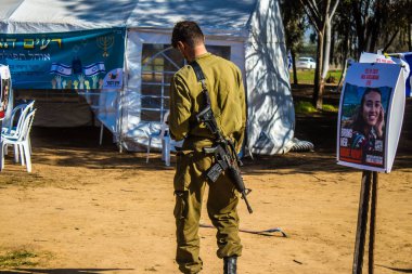 Re 'im, İsrail 5 Ocak 2024 İsrail askerleri, 7 Ekim 2023' te İsrail 'in güneyindeki Gazze' ye birkaç kilometre mesafedeki NOVA festivaline düzenlenen terör saldırısında ölenlere taziyelerini sunmak için geldiler.