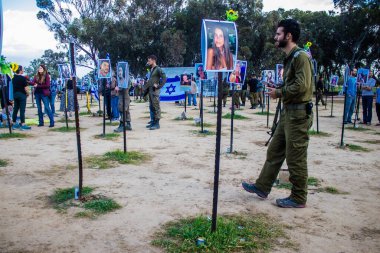Re 'im, İsrail 5 Ocak 2024 İsrail askerleri, 7 Ekim 2023' te İsrail 'in güneyindeki Gazze' ye birkaç kilometre mesafedeki NOVA festivaline düzenlenen terör saldırısında ölenlere taziyelerini sunmak için geldiler.
