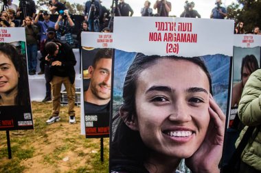 Re 'im, İsrail 5 Ocak 2024 Anıtı 7 Ekim 2023' te İsrail 'in güneyindeki Reim Kibbutz yakınlarında gerçekleşen NOVA Festivali' nde öldürülen genç İsraillilerin fotoğraflarından oluşuyor.
