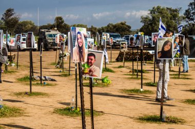 Re 'im, İsrail 5 Ocak 2024 Anıtı 7 Ekim 2023' te İsrail 'in güneyindeki Reim Kibbutz yakınlarında gerçekleşen NOVA Festivali' nde öldürülen genç İsraillilerin fotoğraflarından oluşuyor.