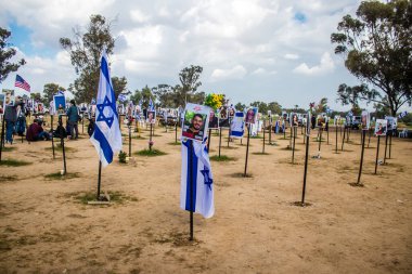 Re 'im, İsrail 5 Ocak 2024 Anıtı 7 Ekim 2023' te İsrail 'in güneyindeki Reim Kibbutz yakınlarında gerçekleşen NOVA Festivali' nde öldürülen genç İsraillilerin fotoğraflarından oluşuyor.