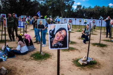 Re 'im, İsrail 5 Ocak 2024 Anıtı 7 Ekim 2023' te İsrail 'in güneyindeki Reim Kibbutz yakınlarında gerçekleşen NOVA Festivali' nde öldürülen genç İsraillilerin fotoğraflarından oluşuyor.