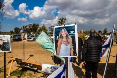 Re 'im, İsrail 5 Ocak 2024 Anıtı 7 Ekim 2023' te İsrail 'in güneyindeki Reim Kibbutz yakınlarında gerçekleşen NOVA Festivali' nde öldürülen genç İsraillilerin fotoğraflarından oluşuyor.