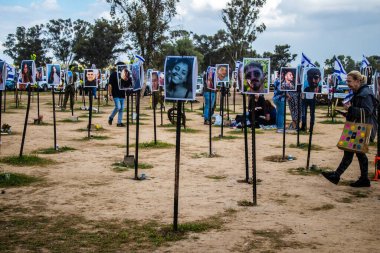 Re 'im, İsrail 5 Ocak 2024 Anıtı 7 Ekim 2023' te İsrail 'in güneyindeki Reim Kibbutz yakınlarında gerçekleşen NOVA Festivali' nde öldürülen genç İsraillilerin fotoğraflarından oluşuyor.