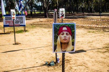 Re 'im, İsrail 5 Ocak 2024 Anıtı 7 Ekim 2023' te İsrail 'in güneyindeki Reim Kibbutz yakınlarında gerçekleşen NOVA Festivali' nde öldürülen genç İsraillilerin fotoğraflarından oluşuyor.