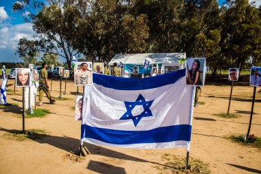 Re 'im, İsrail 5 Ocak 2024 Anıtı 7 Ekim 2023' te İsrail 'in güneyindeki Reim Kibbutz yakınlarında gerçekleşen NOVA Festivali' nde öldürülen genç İsraillilerin fotoğraflarından oluşuyor.