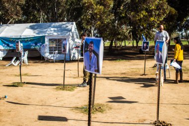 Re 'im, İsrail 5 Ocak 2024 Anıtı 7 Ekim 2023' te İsrail 'in güneyindeki Reim Kibbutz yakınlarında gerçekleşen NOVA Festivali' nde öldürülen genç İsraillilerin fotoğraflarından oluşuyor.