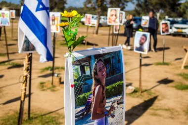 Re 'im, İsrail 5 Ocak 2024 Anıtı 7 Ekim 2023' te İsrail 'in güneyindeki Reim Kibbutz yakınlarında gerçekleşen NOVA Festivali' nde öldürülen genç İsraillilerin fotoğraflarından oluşuyor.