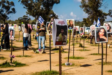 Re 'im, İsrail 5 Ocak 2024 Anıtı 7 Ekim 2023' te İsrail 'in güneyindeki Reim Kibbutz yakınlarında gerçekleşen NOVA Festivali' nde öldürülen genç İsraillilerin fotoğraflarından oluşuyor.