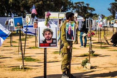 Re 'im, İsrail 5 Ocak 2024 Anıtı 7 Ekim 2023' te İsrail 'in güneyindeki Reim Kibbutz yakınlarında gerçekleşen NOVA Festivali' nde öldürülen genç İsraillilerin fotoğraflarından oluşuyor.