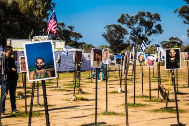 Re 'im, İsrail 5 Ocak 2024 Anıtı 7 Ekim 2023' te İsrail 'in güneyindeki Reim Kibbutz yakınlarında gerçekleşen NOVA Festivali' nde öldürülen genç İsraillilerin fotoğraflarından oluşuyor.
