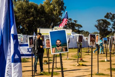 Re 'im, İsrail 5 Ocak 2024 Anıtı 7 Ekim 2023' te İsrail 'in güneyindeki Reim Kibbutz yakınlarında gerçekleşen NOVA Festivali' nde öldürülen genç İsraillilerin fotoğraflarından oluşuyor.