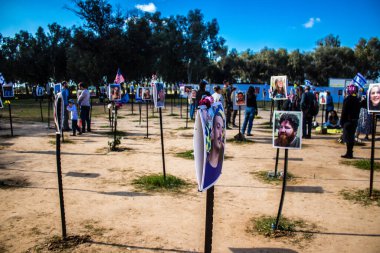 Re 'im, İsrail 5 Ocak 2024 Anıtı 7 Ekim 2023' te İsrail 'in güneyindeki Reim Kibbutz yakınlarında gerçekleşen NOVA Festivali' nde öldürülen genç İsraillilerin fotoğraflarından oluşuyor.