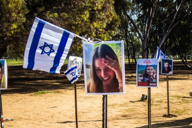 Re 'im, İsrail 5 Ocak 2024 Anıtı 7 Ekim 2023' te İsrail 'in güneyindeki Reim Kibbutz yakınlarında gerçekleşen NOVA Festivali' nde öldürülen genç İsraillilerin fotoğraflarından oluşuyor.