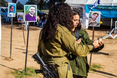 Re 'im, İsrail 5 Ocak 2024. 7 Ekim 2023' te düzenlenen NOVA festivaline düzenlenen terör saldırısında ölen çocukluk arkadaşlarından birine saygılarını sunmak için iki kadın asker geldi. 